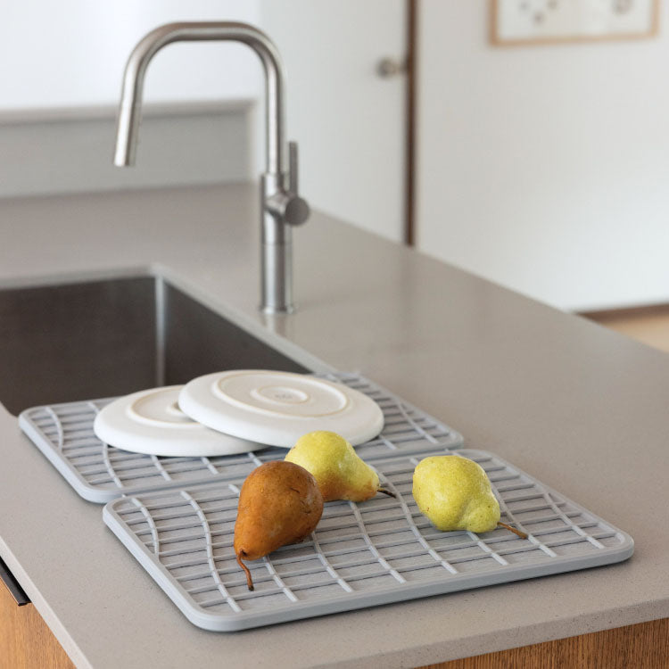 large quick-drying dish pad with fruit and plates