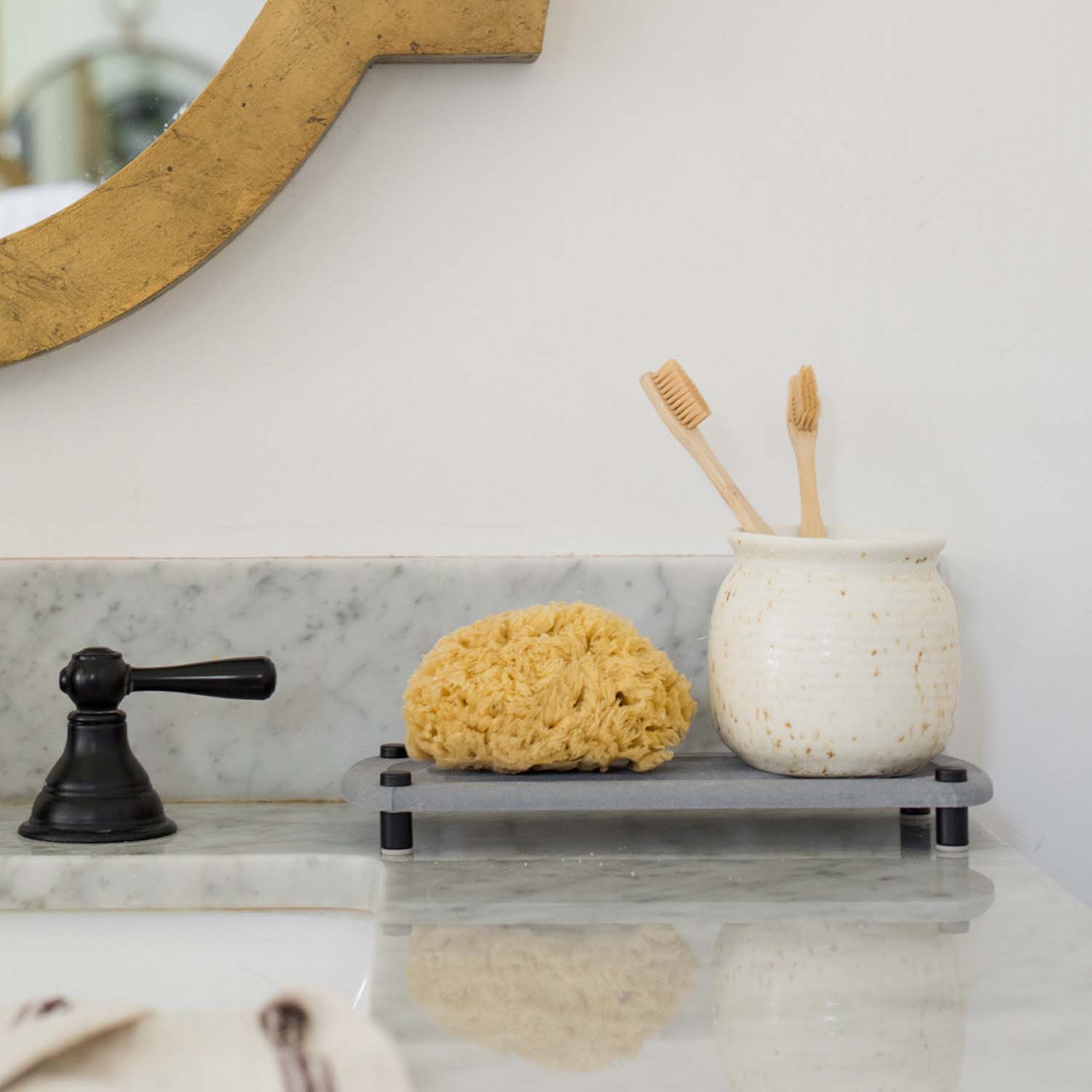 sink caddy on counter to keep it clean and tidy - Dorai Home