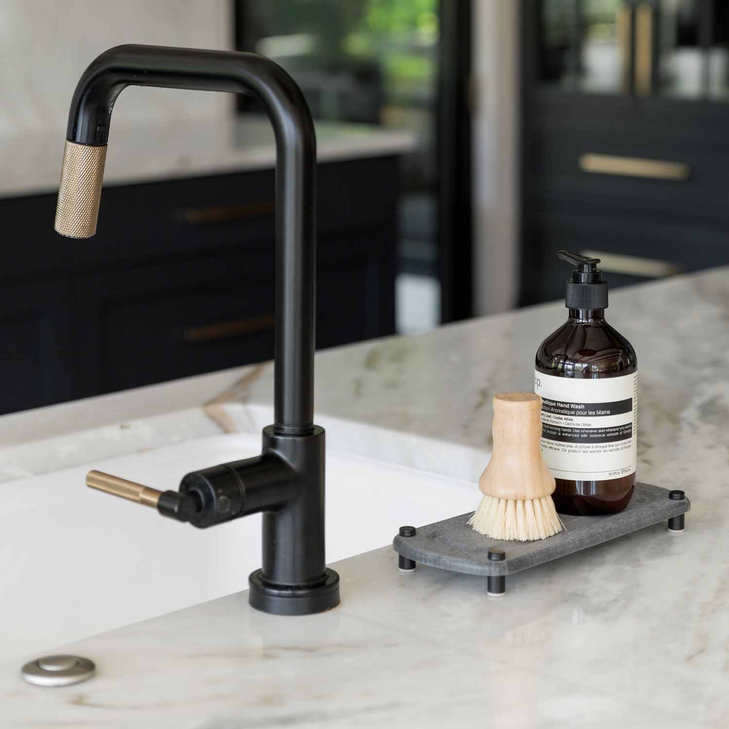 kitchen counter with sink caddy with soap and hand brush - Dorai Home