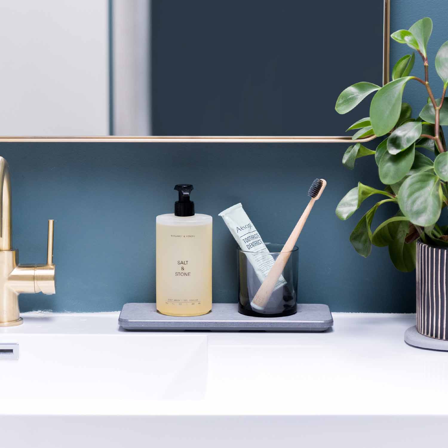bathroom counterwith sink organizer