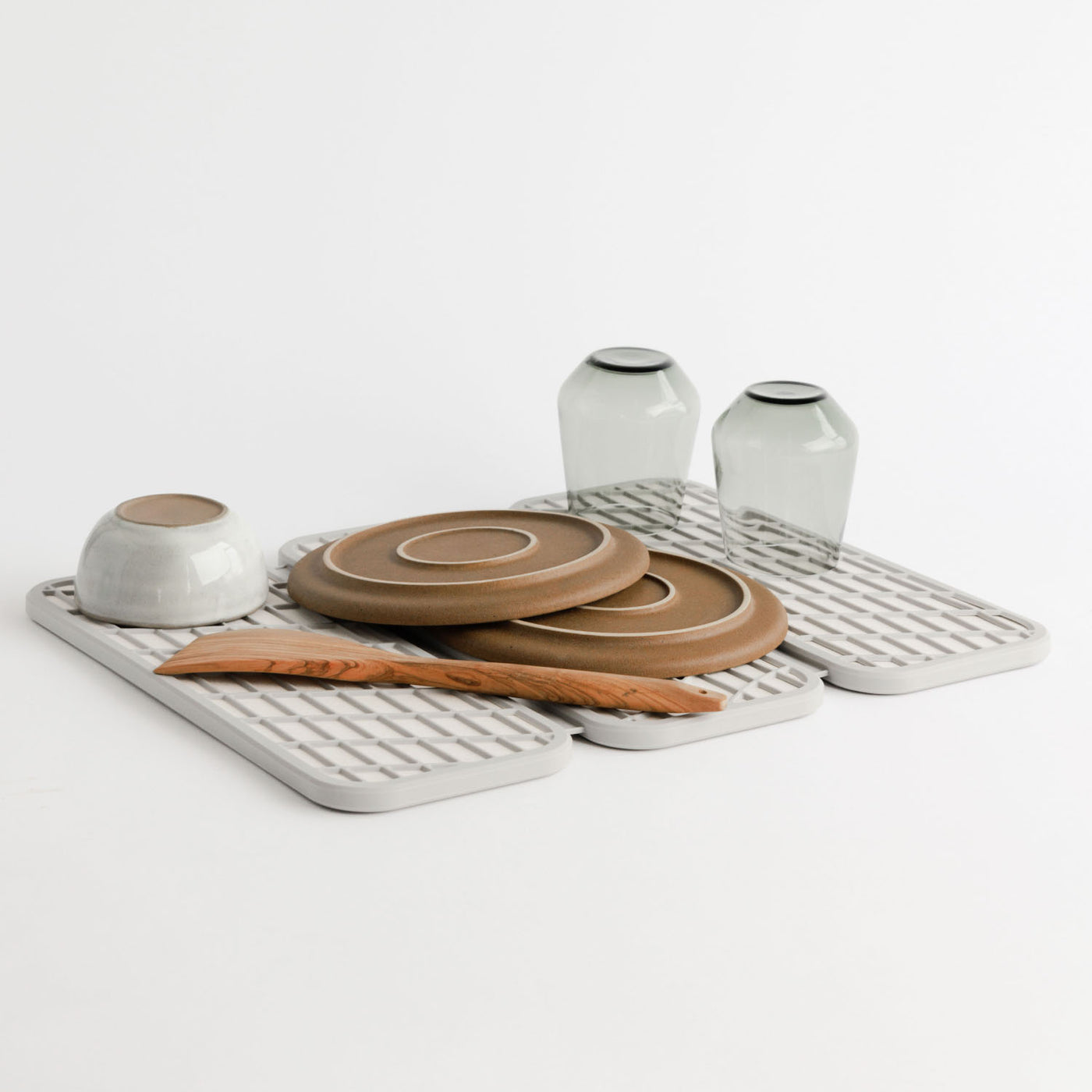 Dish pad, Drift style, sandstone color, with dishes drying on it - Dorai Home
