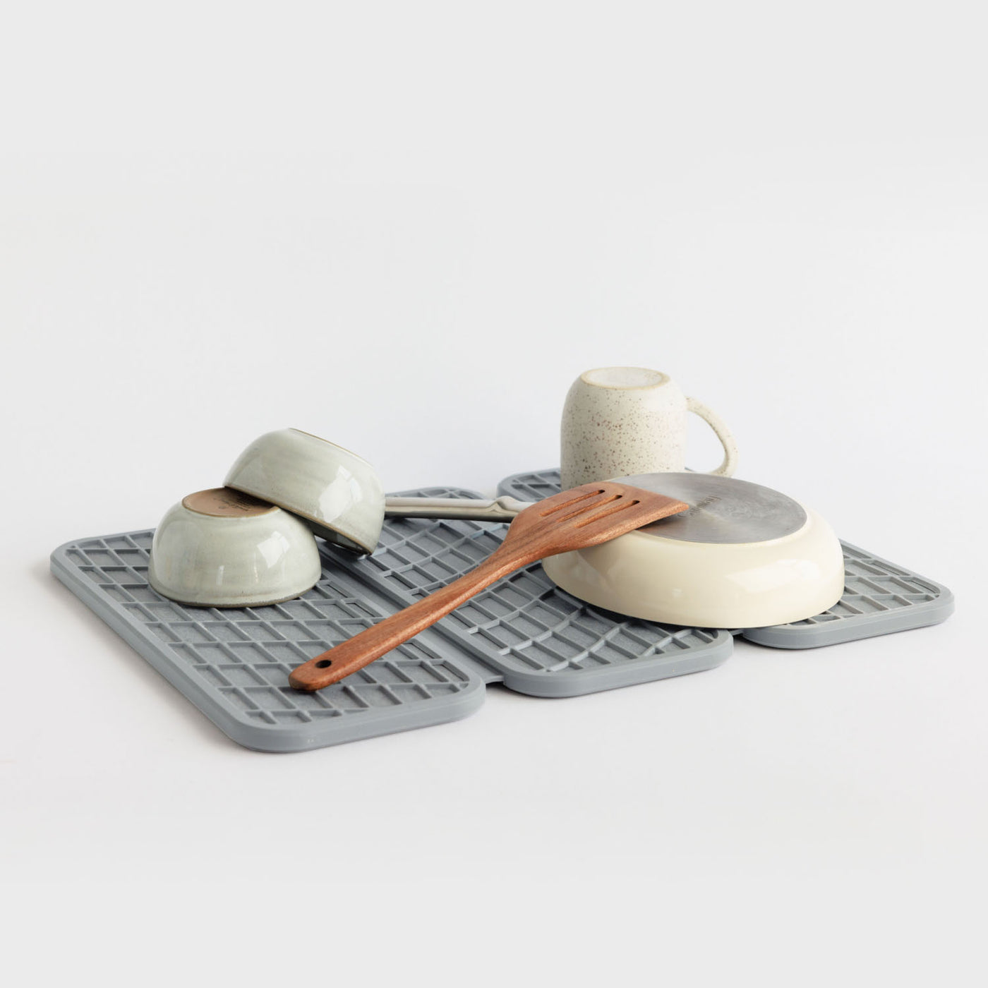 quick-drying dish pad, ash color, with dishes on it - Dorai Home