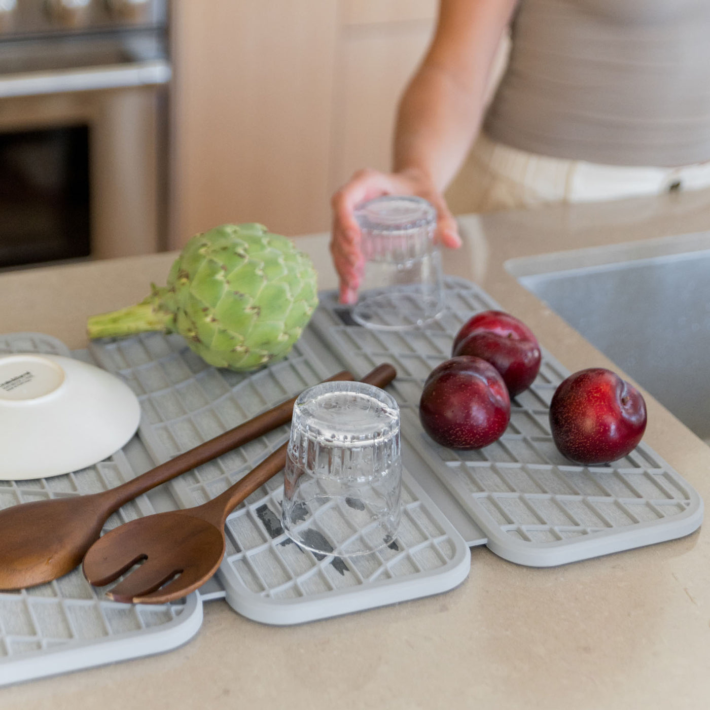 quick-drying dish pad, ash color, with dishes and fruit drying on it - Dorai Home