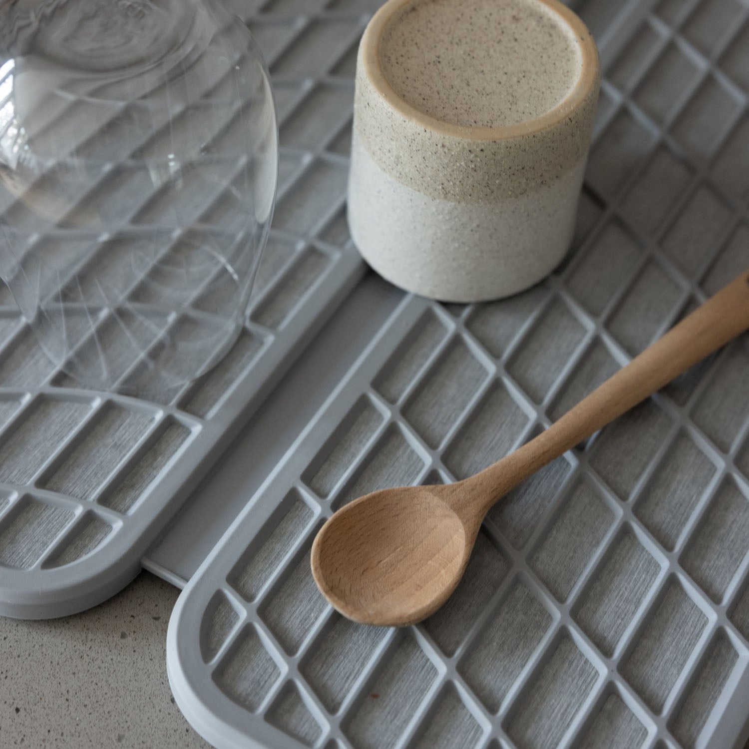 quick-drying dish pad, ash color, with dishes drying on it - Dorai Home