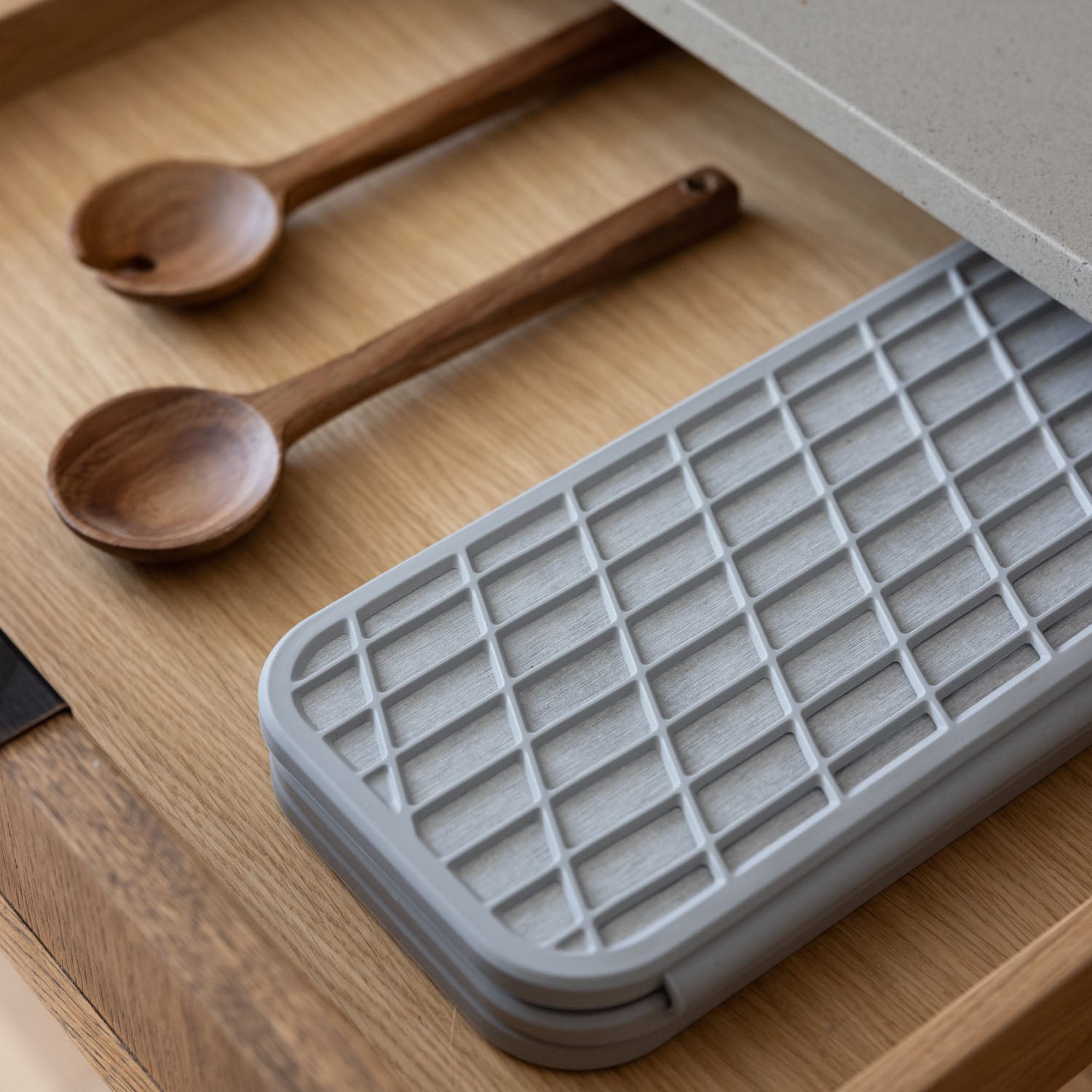 quick-drying dish pad folded up in kitchen drawer - Dorai Home